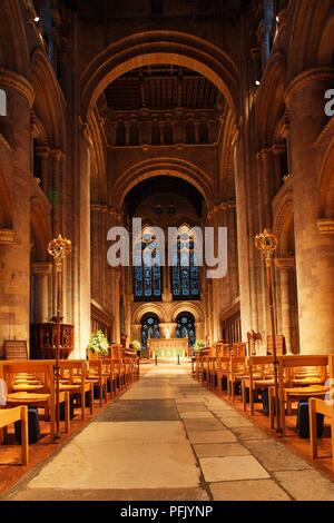 Gran Bretagna, Inghilterra, Hampshire, Romsey Abbey, visualizza in basso corridoio centrale Foto Stock