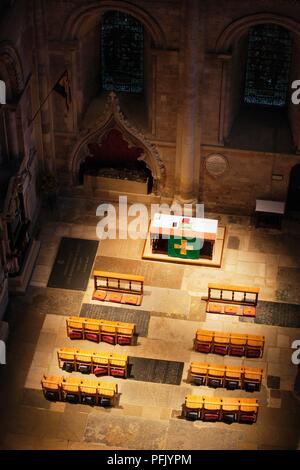 Gran Bretagna, Inghilterra, Hampshire, Romsey, Romsey Abbey, ad alto angolo di visione dei sedili e altare Foto Stock