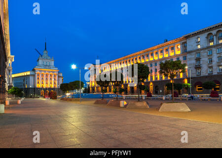 SOFIA, BULGARIA - 21 luglio 2017: notte foto degli edifici della Presidenza e ex partito comunista House di Sofia, Bulgaria Foto Stock