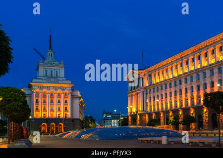 SOFIA, BULGARIA - 21 luglio 2017: notte foto degli edifici della Presidenza e ex partito comunista House di Sofia, Bulgaria Foto Stock