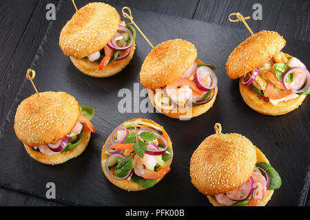 Insalata di pesce, calamari, gamberi e cozze con pomodoro ed erbe, Italia  Foto stock - Alamy