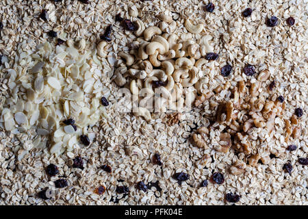 Granola INGREDIENTI Farina di avena fiocchi di mandorle sgusciate Noci e anacardi direttamente dal di sopra Foto Stock