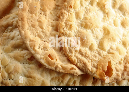 Close-up di facile in casa senza lievito vegano croccanti focacce sulla tavola di legno, vista da sopra Foto Stock