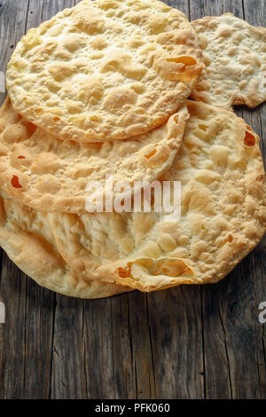 Facile in casa senza lievito vegano croccanti focacce di grano sul tavolo di legno, ricetta semplice, verticale vista da sopra Foto Stock