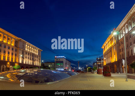 SOFIA, BULGARIA - 21 luglio 2017: foto notturna di Piazza Indipendenza e Hagia Sophia monumento nella città di Sofia, Bulgaria Foto Stock