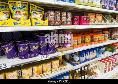 Vasetti e pacchetti di cioccolata calda sul display, per la vendita in un  supermercato Tesco, Poole, Dorset, Regno Unito Foto stock - Alamy