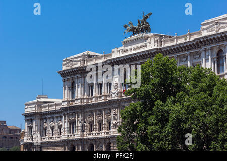 Roma, Italia - 22 giugno 2017: incredibile vista dell'edificio della Corte suprema di cassazione nella città di Roma, Italia Foto Stock