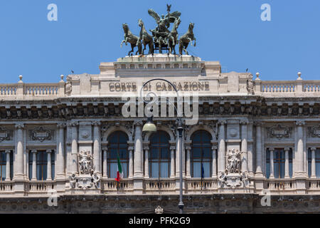 Roma, Italia - 22 giugno 2017: incredibile vista dell'edificio della Corte suprema di cassazione nella città di Roma, Italia Foto Stock