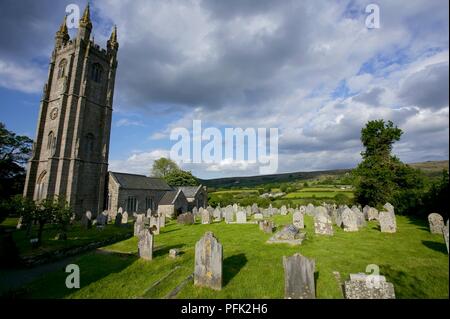Gran Bretagna, Inghilterra, Devon, Parco Nazionale di Dartmoor, inquietanti nubi sopra St Pancras chiesa e cimitero di Widecombe-nel-Moor Foto Stock