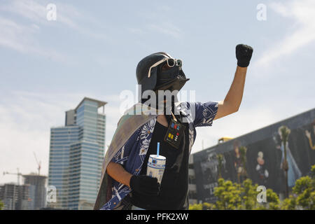 2018 San Diego Comic Con non è solo per i tifosi, talvolta i cattivi hanno bisogno di prendersi una vacanza e godere del proprio fandoms. Darth Vader è stato avvistato nella moda estate godendo di una R2-D2 granite. Dotato di: atmosfera dove: San Diego, California, Stati Uniti quando: 21 lug 2018 Credit: Tony Forte/WENN Foto Stock