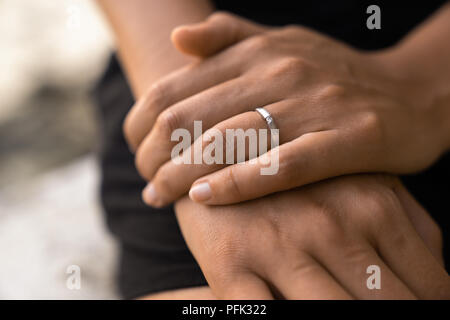 Anello di fidanzamento sulla mano le femmine dopo la proposta di matrimonio Foto Stock