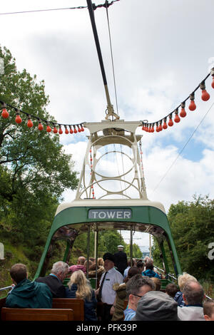 A bordo di "L'imbarcazione' un soprannome dato a un singolo mazzo open top Blackpool tram che opera a Crich tramvia Village, Derbyshire 19/08/2018 Foto Stock