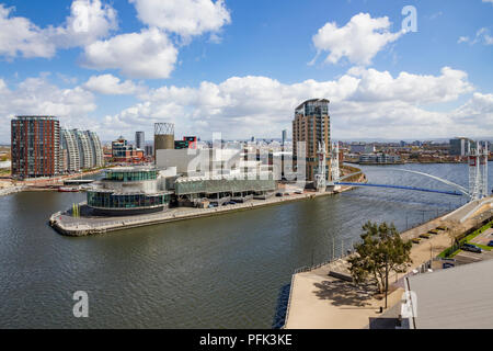 Vista aerea di Salford Quays, Lowry Theatre e MediaCityUK dall'aria di Shard al mperial War Museum di Manchester. Foto Stock