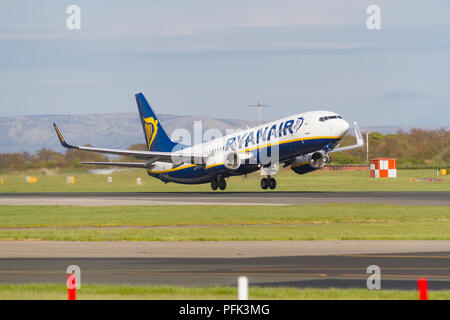 Volo Ryanair decollo dall'aeroporto di Manchester. Foto Stock