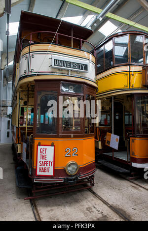 Presenta sono memorizzati in tram, capannoni e alcuni attendono il loro turno per utilizzare entro Crich tramvia Village, Derbyshire 19/08/2018 Foto Stock