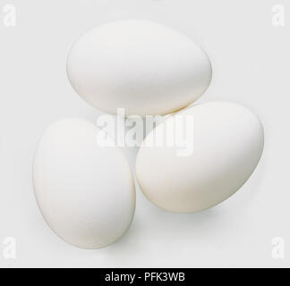Tre le uova bianche, vicino, vista dall'alto. Foto Stock