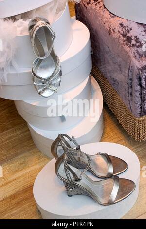 Donna scarpe a cuneo sul display sulla parte superiore delle scatole di scarpe in department store Foto Stock