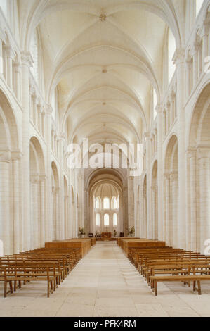 Francia, Normandia, Saint Martin de Boscherville, Saint Georges Abbey, banchi nella navata centrale Foto Stock