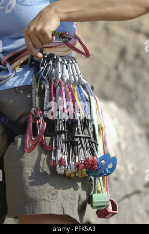 Giovane donna visualizzazione completamente montati in rack di cavi per arrampicata Foto Stock