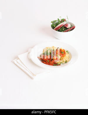 Marocchino stufato di coniglio servito con ciotola di insalata Foto Stock