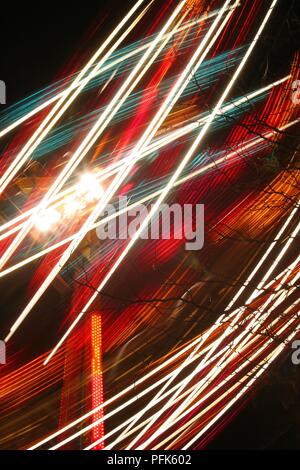 Irlanda, Dublino, Merrion Square, il giorno di San Patrizio celebrazioni, Fairground Ride, movimento sfocato Foto Stock