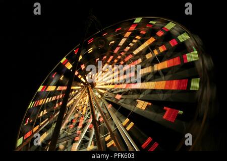 Irlanda, Dublino, Merrion Square, il giorno di San Patrizio celebrazioni, basso angolo vista della grande ruota, illuminata di notte Foto Stock