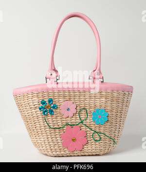 Borsa di paglia decorata con cuoio e fiori di diamante, rosa cinturino in pelle Foto Stock
