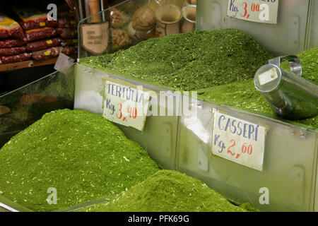 Il Brasile, Rio Grande do Sul, Porto Alegre, vari tipi di yerba mate sul display al mercato Foto Stock