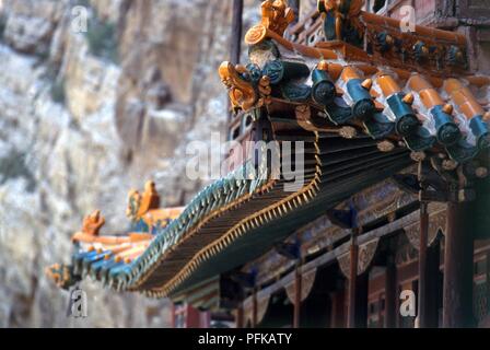Cina, Shanxi, Monte Heng, Xuankong Si, appendere il monastero, tetto vetrato con 'wadang' piastrelle, close-up Foto Stock