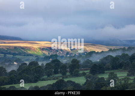 Holwick Scar con le colline dell'Alto Pennines avvolta dal cloud in background, visto dal fischio roccioso, Middleton in Teesdale, County Durham, Foto Stock