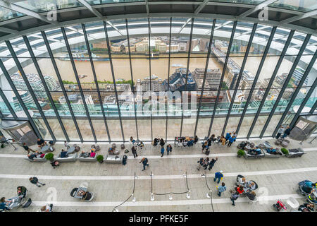 LONDON, Regno Unito - 16 agosto 2018: Sky Garden a 20 Fenchurch Street è un unico spazio pubblico progettato da Rafael Vinoly Architects popolare con il visitatore Foto Stock