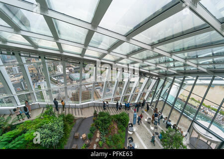LONDON, Regno Unito - 16 agosto 2018: Sky Garden a 20 Fenchurch Street è un unico spazio pubblico progettato da Rafael Vinoly Architects popolare con il visitatore Foto Stock