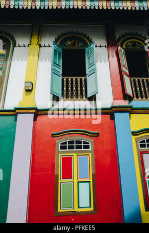 Vetri colorati di casa di Tan Teng Niah in Little India di Singapore. L edificio fu costruito 1900, con il Cinese Meridionale e influenze europee. Foto Stock