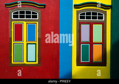 Vetri colorati di casa di Tan Teng Niah in Little India di Singapore. L edificio fu costruito 1900, con il Cinese Meridionale e influenze europee. Foto Stock