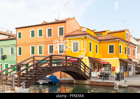 Tramonto nel colorato villaggio di pescatori sull'isola di Burano, Venezia, Veneto, Italia Foto Stock