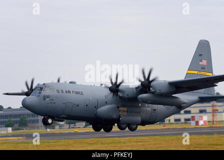 Lockheed C-130H con otto elica e RR T56 motori a Farnborough Airshow internazionale FIA, aeronautica, aerospaziale trade show. Taking off Foto Stock