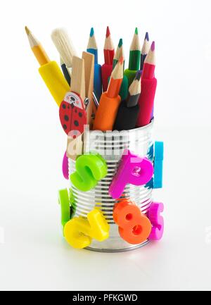 Lo stagno può essere usata come porta matite contenenti vari matite, pennelli, molletta da bucato e lettera magneti sull'esterno Foto Stock