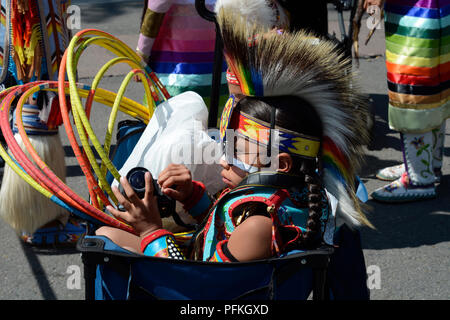 Un giovane ragazzo Native-American indossando il tradizionale Plains Indian regalia al Santa Fe il mercato indiano. Foto Stock