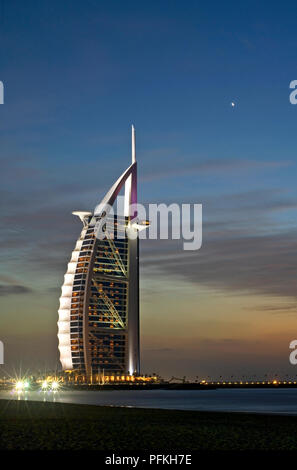 Emirati Arabi Uniti Dubai Burj Al Arab Hotel di lusso in piedi sull'isola artificiale Foto Stock