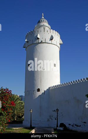Emirati Arabi Uniti, Abu Dhabi, Qasr al-Hosn, rotonda torre dell'edificio più antico della città, costruita 1761 Foto Stock