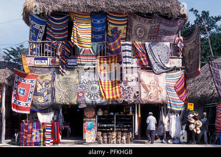 Un negozio di souvenirs vicino le rovine Maya di Coba in provincia di Quintana Roo in Messico in America centrale. Messico, Coba, Gennaio 2009. Foto Stock