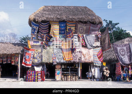 Un negozio di souvenirs vicino le rovine Maya di Coba in provincia di Quintana Roo in Messico in America centrale. Messico, Coba, Gennaio 2009. Foto Stock