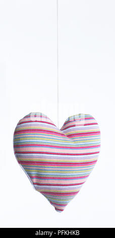 Tessuto a righe cuore appeso da stringa Foto Stock