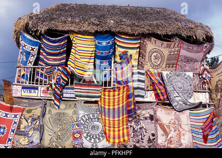 Un negozio di souvenirs vicino le rovine Maya di Coba in provincia di Quintana Roo in Messico in America centrale. Messico, Coba, Gennaio 2009. Foto Stock