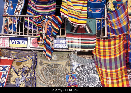 Un negozio di souvenirs vicino le rovine Maya di Coba in provincia di Quintana Roo in Messico in America centrale. Messico, Coba, Gennaio 2009. Foto Stock