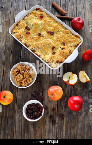 Gustosa apple crumble o apple crisp in teglia - dessert costituito da cotto tagliate le mele, guarnita con una croccante crosta streusel, vista verticale da Foto Stock
