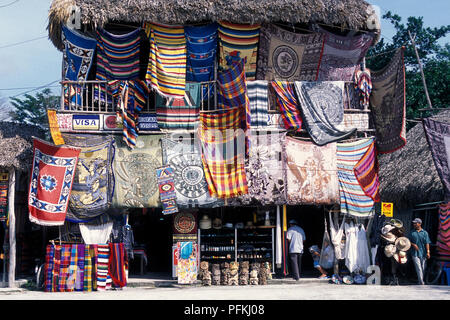 Un negozio di souvenirs vicino le rovine Maya di Coba in provincia di Quintana Roo in Messico in America centrale. Messico, Coba, Gennaio 2009. Foto Stock