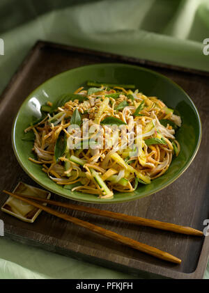 Goi bap chuoi ga, Vietnamita banana blossom con insalata di pollo, cetriolo, ananas, zenzero, basilico asiatico e arachidi, con bacchette su un piatto di portata Foto Stock