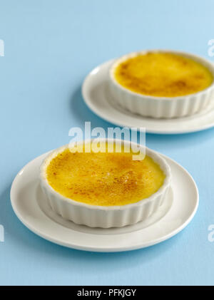 Due porzioni di crema catalana Foto Stock
