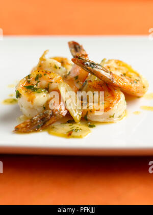 Gambas al ajillo, gamberetti conditi con olio d'oliva, aglio e prezzemolo Foto Stock